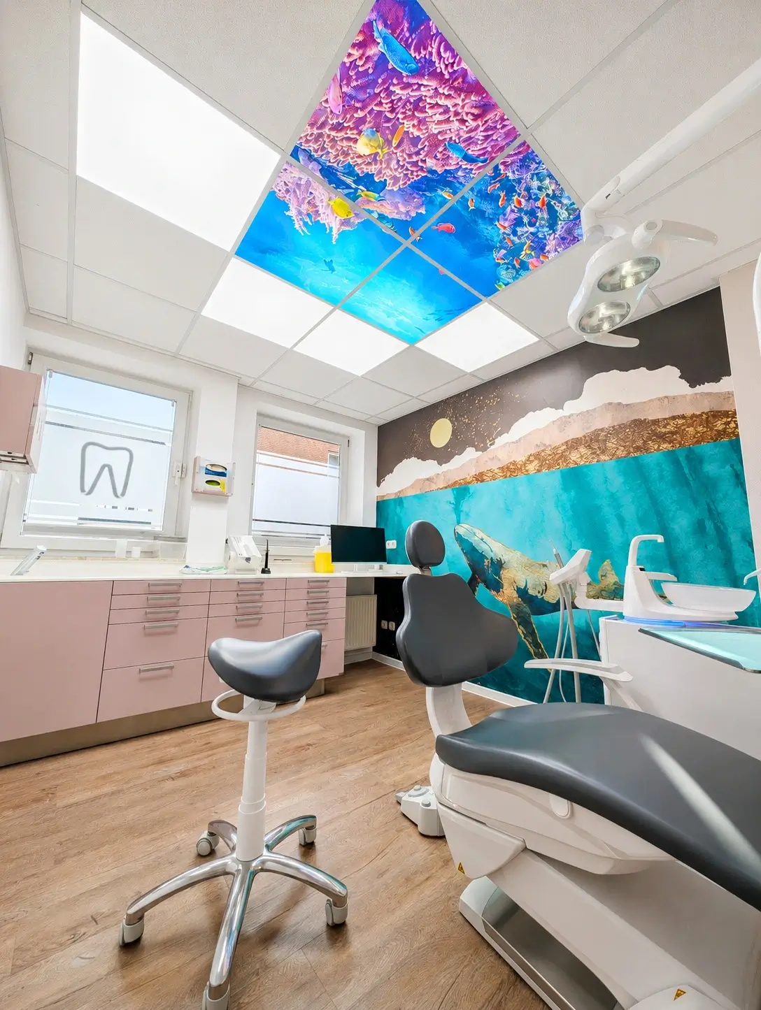 Dentled full-spectrum LED-verlichting zorgt voor een heldere, natuurlijke verlichting in een tandheelkundige behandelruimte van de tandartspraktijk van Dr. Nicola Deppe.