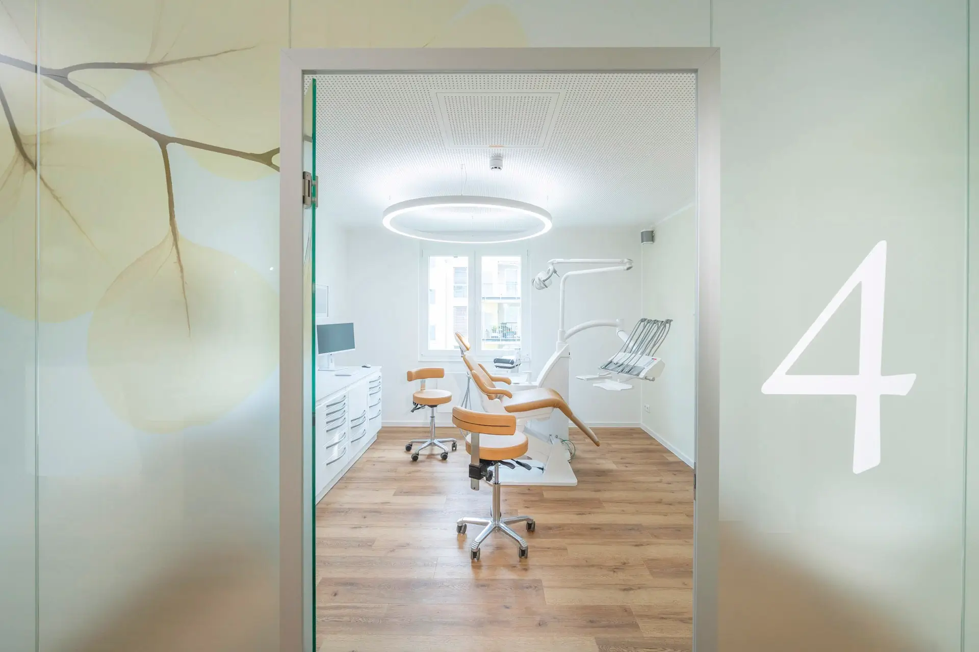 Dentled PVR150 full-spectrum verlichting in een moderne tandheelkundige behandelkamer