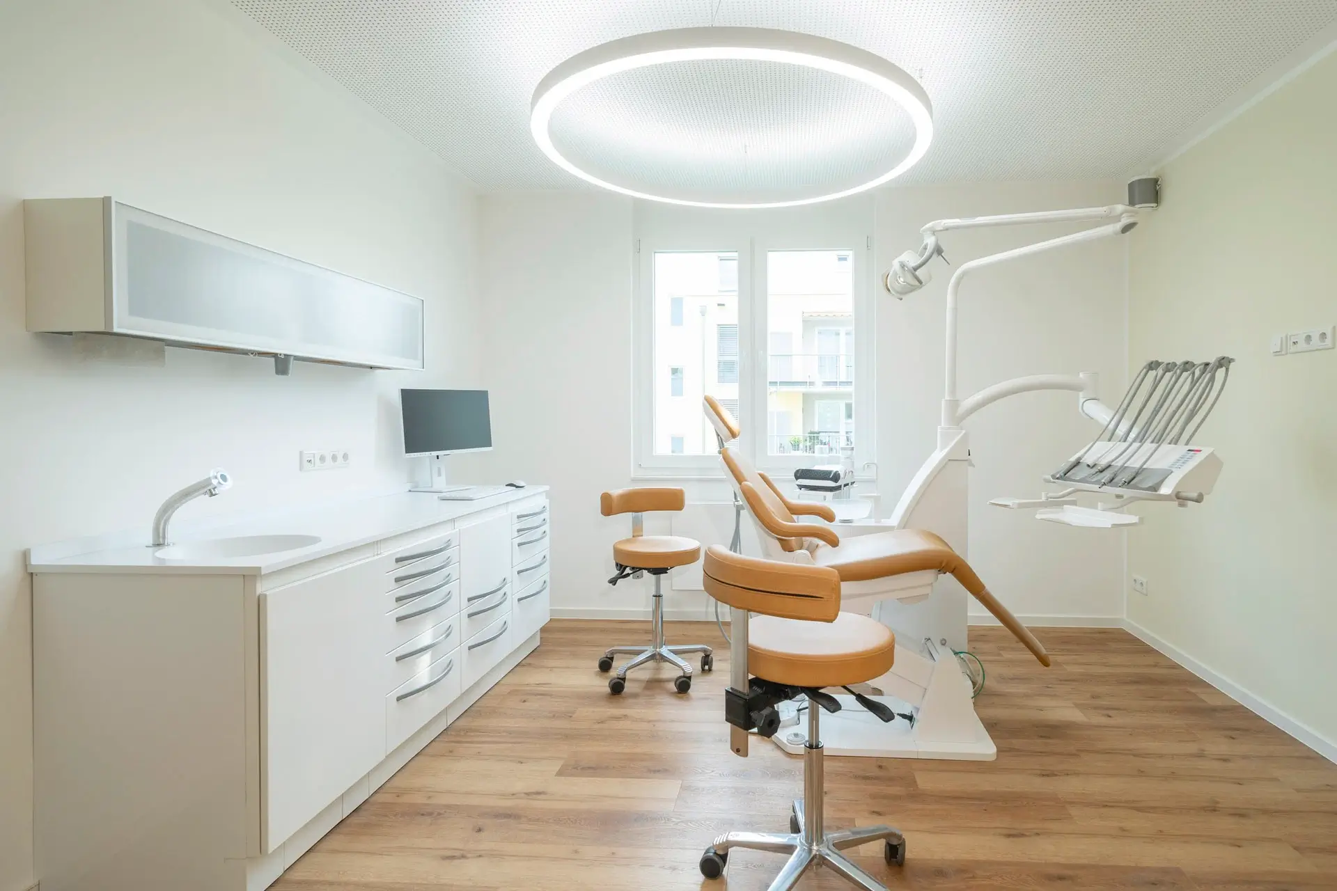 5000K daglichtverlichting met Dentled PVR150 in een tandartspraktijk in Emmerich