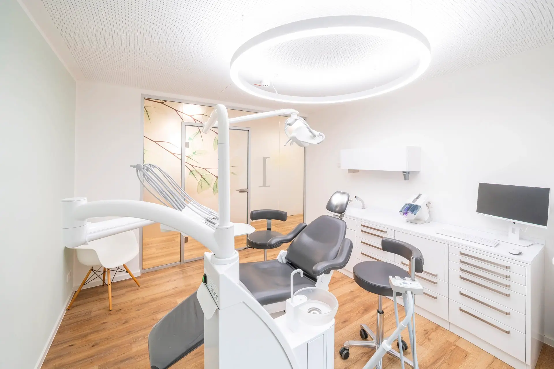 Moderne tandartspraktijk met Dentled PVR150 daglichtverlichting