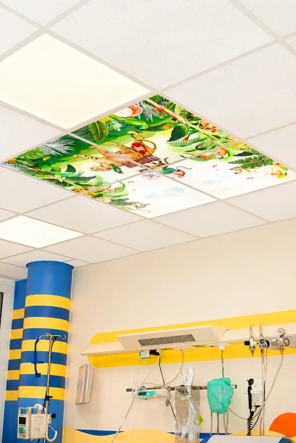 LED-fotopanelen voor plafonds met natuurmotieven creëren een gastvrije sfeer in een kinderziekenhuis.