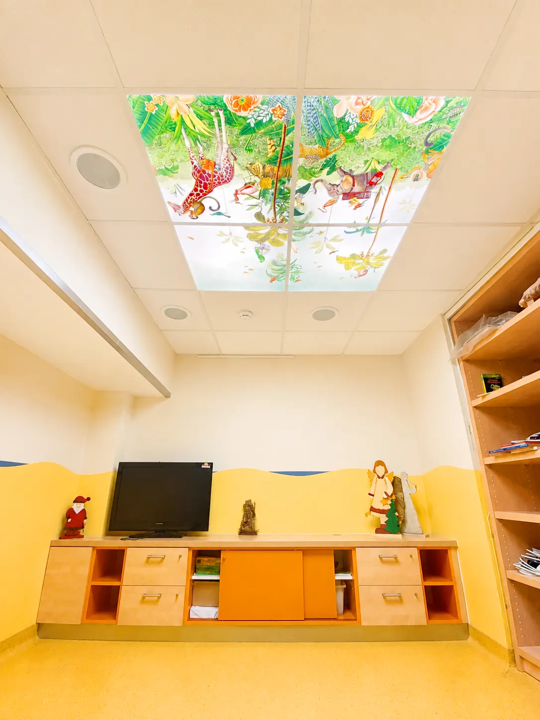 Op maat gemaakte LED-fotopanelen in hoge resolutie zorgen voor heldere, gelijkmatige verlichting op een kinderafdeling van een ziekenhuis.