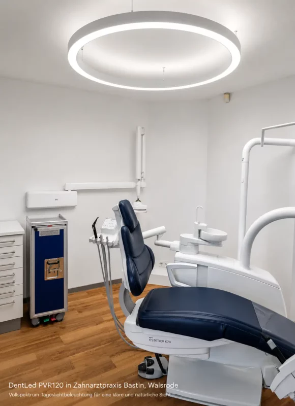 Tandheelkundige behandelkamer met de DentLed PVR120-ringlamp met daglichtspectrum voor verbeterde klinische prestaties.