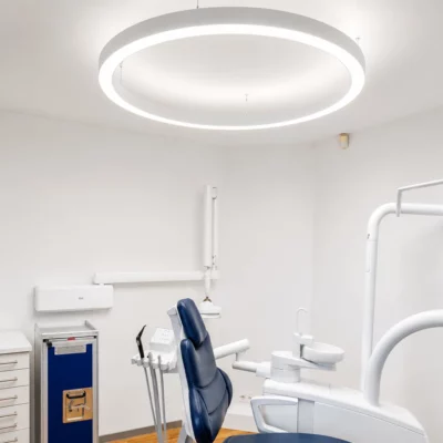 DentLed PVR120-volspectrumverlichting verbetert de zichtbaarheid en ergonomie in een moderne tandartspraktijk in Walsrode.