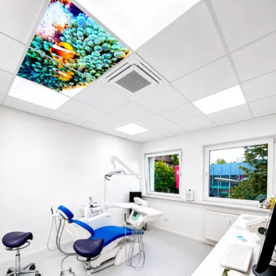 LED-fotoplafond in een behandelkamer van tandartspraktijk Zahnflow in Heiligenhaus