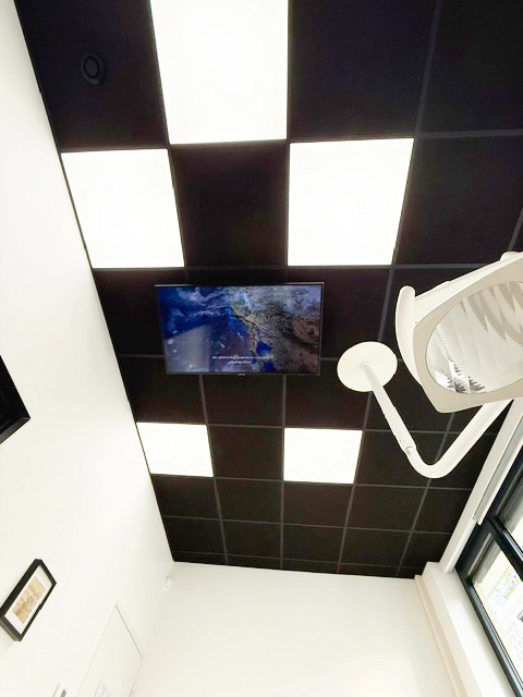 Vijf DentLed LED-plafondpanelen met daglichtspectrum geïnstalleerd boven een behandelkamer in Frankrijk