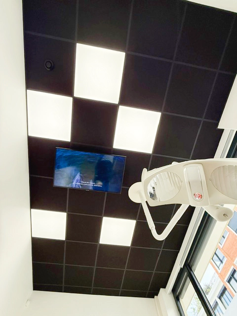 DentLed LED-panelen met volledig daglichtspectrum die zorgen voor een gelijkmatige verlichting rond de tandartsstoel in een tandartspraktijk in Le Havre