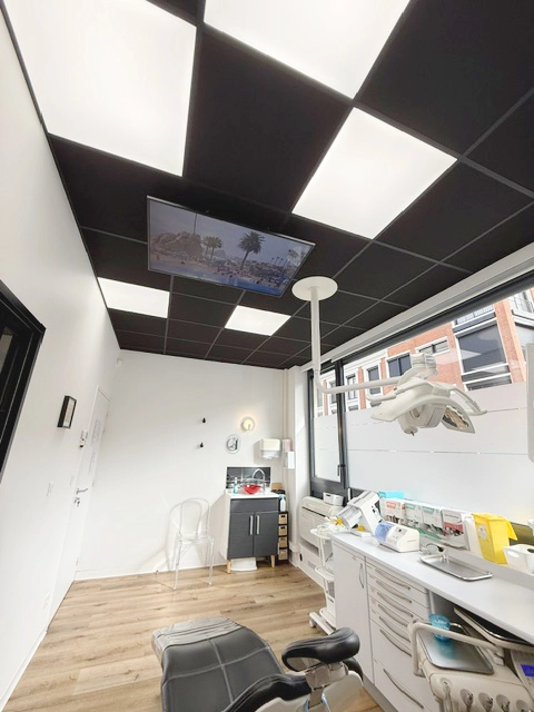 Behandelkamer in Le Havre met vijf 5000K LED-plafondpanelen met volledig daglichtspectrum