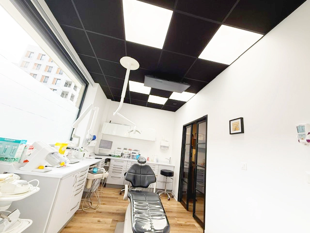 Behandelkamer verbeterd met LED-verlichting met volledig daglichtspectrum in de tandartspraktijk van Dr. Anne Guillet Robberechts in Le Havre
