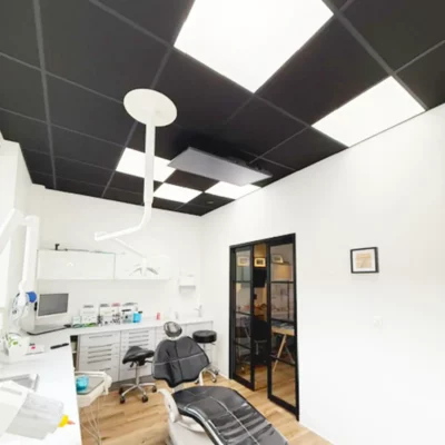 Vijf LED-panelen met volledig daglichtspectrum geïnstalleerd in een behandelkamer in Le Havre, Frankrijk