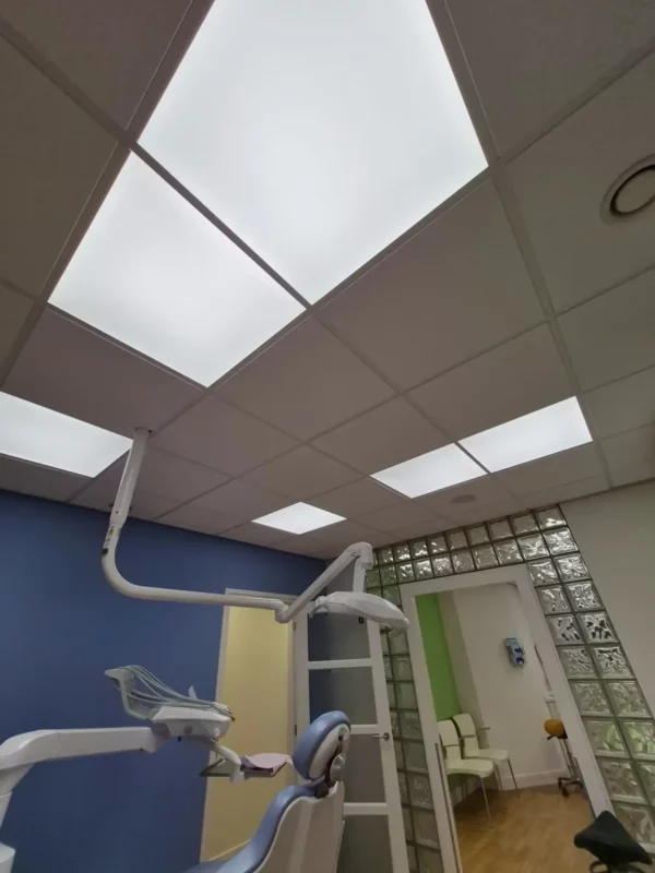 DentLED DL60-panelen die heldere, gelijkmatige daglichtverlichting bieden in een tandheelkundige behandelkamer