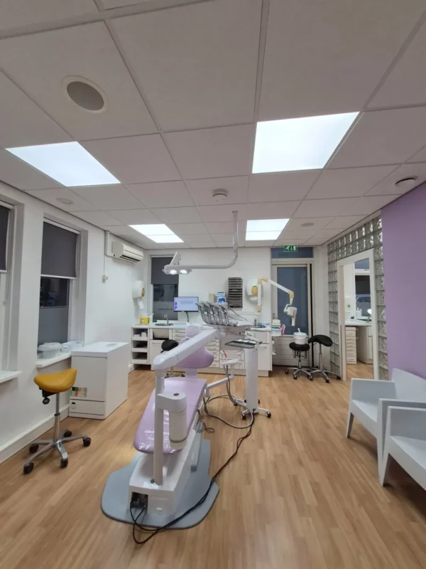 DentLED DL60 LED-plafondpanelen geïnstalleerd boven een tandheelkundige behandelkamer bij De Merelhof