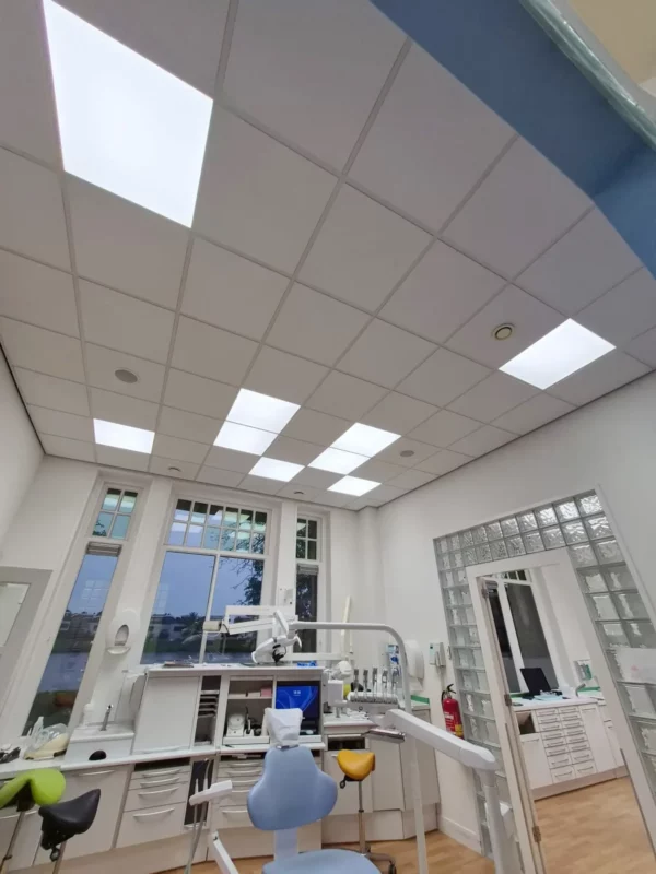Tandheelkundige behandelkamer in Hardenberg met DentLED DL60 full-spectrum daglicht-ledverlichting