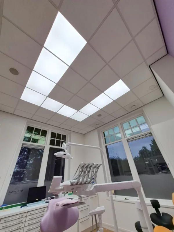 Full-spectrum daglicht-ledverlichting van DentLED DL60-panelen in een tandheelkundige behandelkamer in Hardenberg