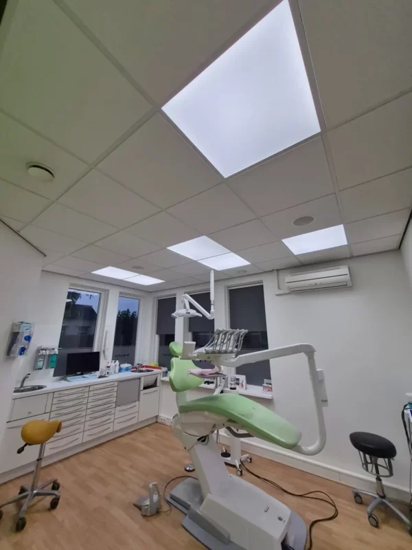 Full-spectrum daglicht-ledverlichting van DentLED DL60-panelen in een tandheelkundige behandelkamer in Hardenberg