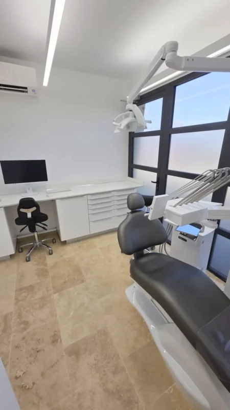 Moderne behandelkamer bij Coral Dental Bonaire met evenwichtige directe en indirecte verlichting van Dentled PHL22 LED-armaturen.