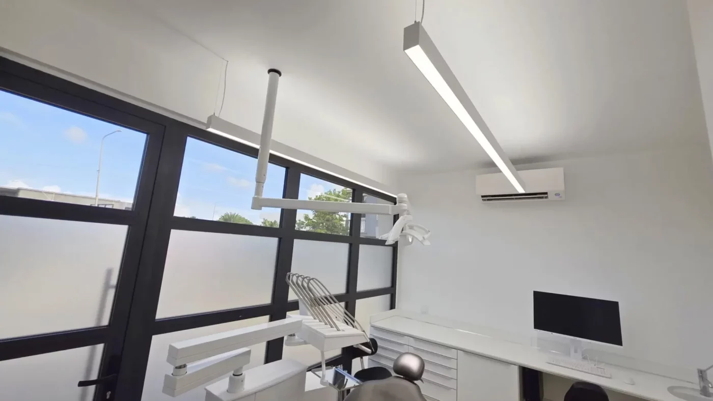 Tandartspraktijk Coral Dental Bonaire met Dentled PHL22-armaturen, 5000K-daglicht en een kleurweergave van CRI 97+.