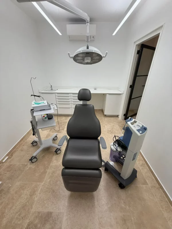 Volledig-spectrum LED-verlichting van Dentled PHL22 verlicht een moderne behandelkamer bij Coral Dental Bonaire.