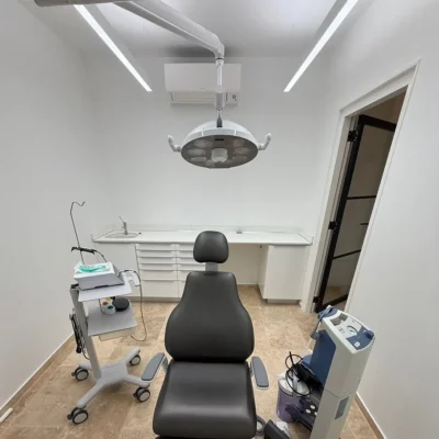 Dentled PHL22-daglichtverlichting met volledig spectrum, geïnstalleerd in de behandelkamers en sterilisatieruimtes van Coral Dental Bonaire.