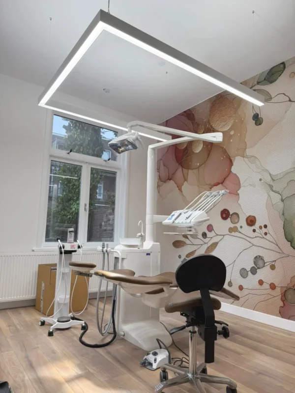 DentLed PHU LED-verlichting met volledig daglichtspectrum, geïnstalleerd bij tandartspraktijk MCARE Mondzorg in Den Haag door Plandent Nederland.