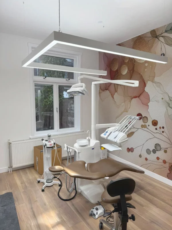 DentLed PHU LED-daglichtverlichting van 5000 K met een hoge kleurweergave in een moderne tandheelkundige behandelkamer in Den Haag.