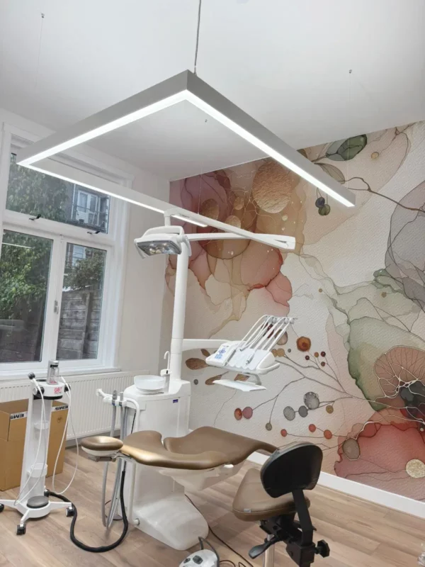 Moderne behandelkamer bij MCARE Mondzorg met DentLed PHU LED-verlichting met volledig daglichtspectrum, geïnstalleerd door Plandent Nederland.