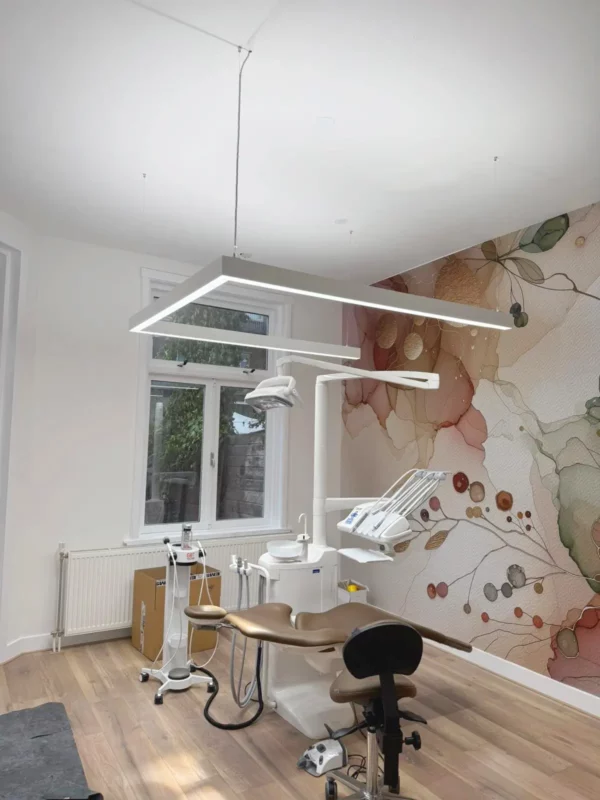 Volledige daglichtspectrum LED-verlichting voor mondhygiënische en parodontologische behandelingen bij MCARE Mondzorg in Den Haag.