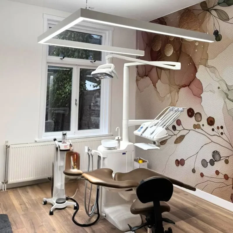 U-vormige DentLed PHU LED-daglichtverlichting verlicht de behandelkamer van MCARE Mondzorg in Den Haag.