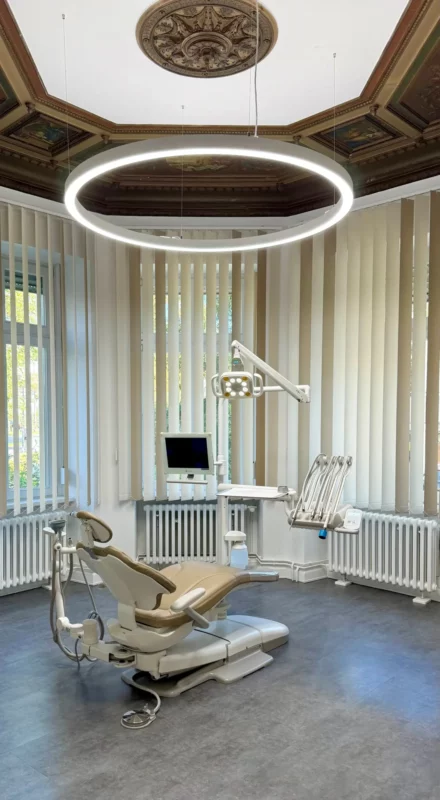 Dentled PVR150 led-ringlampen verlichten de tandartsstoel met helder, volledig daglichtspectrum in de tandartspraktijk van Carina Sell.