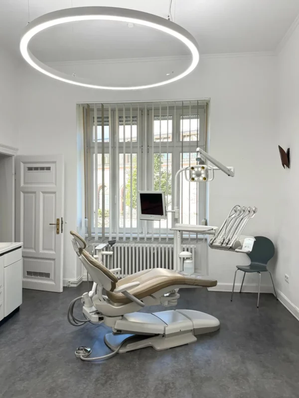 Gerenoveerde tandartspraktijk van Carina Sell in Gießen, met Dentled PVR150 led-ringlampen en moderne tandheelkundige apparatuur in een historisch interieur.