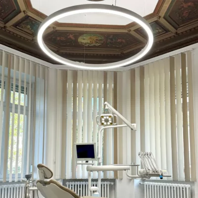 Dentled PVR150 full-spectrum led-ringlampen die daglichtachtige verlichting rond de tandartsstoel bieden in de tandartspraktijk van Carina Sell in Gießen, Duitsland.