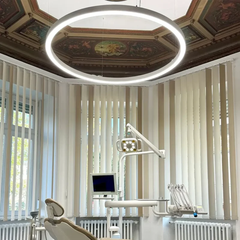 Dentled PVR150 full-spectrum led-ringlampen die daglichtachtige verlichting rond de tandartsstoel bieden in de tandartspraktijk van Carina Sell in Gießen, Duitsland.