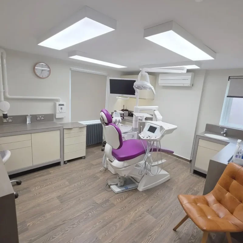 Behandelkamer van Priory Dental Care met DentLED DL120-ledpanelen met een volledig daglichtspectrum, ter vervanging van de fluorescentieverlichting.