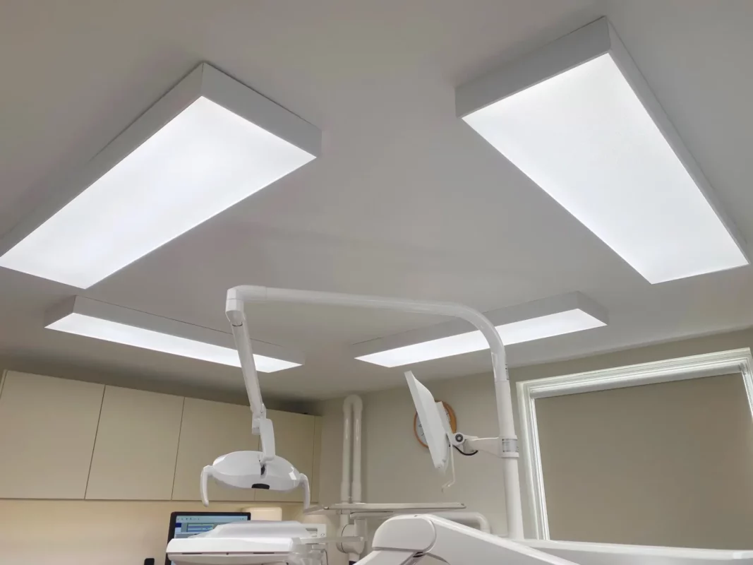 Upgrade van de tandheelkundige ledverlichting met een volledig daglichtspectrum bij Priory Dental Care in Downham Market, Norfolk.